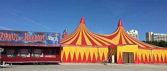 das Zelt ist bereits eingetroffen: "Zirkus des Horrors" auf der Münchner Theresienwiese (©Foto: Martin Schmitz)